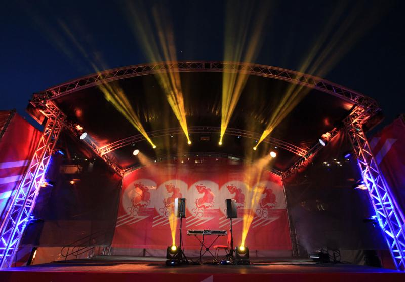 Сцены и сценические подиумы Сцены и сценические подиумы